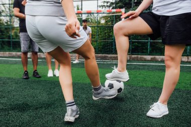 Sahada futbol oynayan arkadaşlar, seçici odaklanma