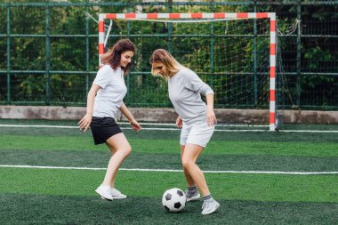 Sahada iki genç bayan futbolcu 