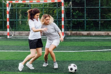 Sahada iki genç bayan futbolcu 