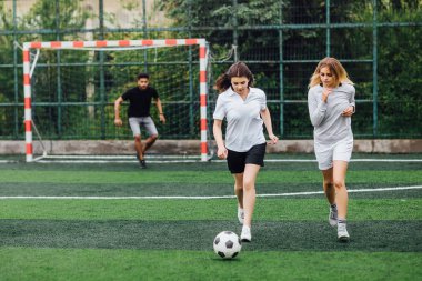 Futbol oynayan iki kadın, seçici odaklanma