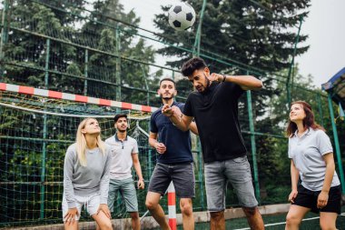 mutlu arkadaşlar futbol topu ile birlikte oynarken serbest zaman harcama