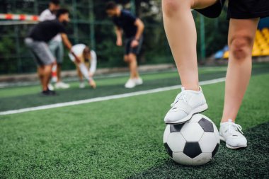 Sahada futbol oynayan arkadaşlar, seçici odaklanma