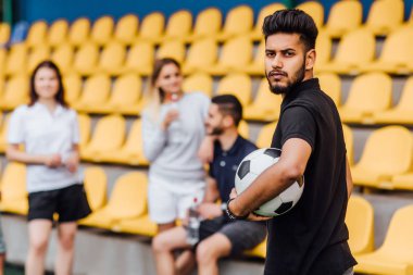 Sahada futbol oynayan arkadaşlar, seçici odaklanma