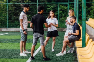 Oyun açık havada sonra mola zaman sahip genç arkadaşlar