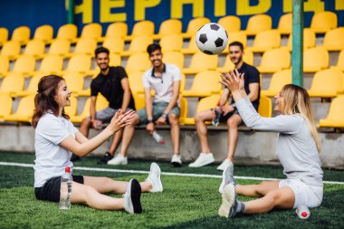 futbol maçından sonra rahatlatıcı gülümseyen arkadaşlar   