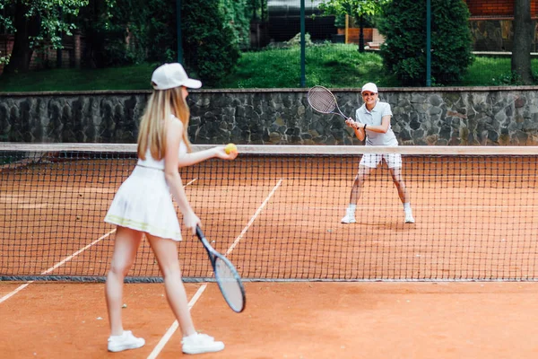 Молода Вписана Жінка Шапку Тенісну Форму Подає Тенісний Під Час — стокове фото