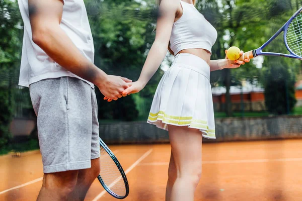 Couple Dans Court Tennis Tenant Sur Raquette Mains — Photo