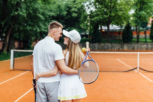 Jeune Couple Amusant Debout Ensemble Sur Court Tennis — Photo