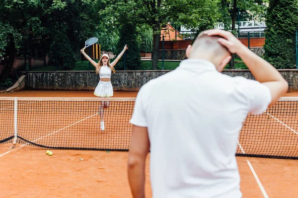 Молода Пара Грає Теніс Відкритому Повітрі Людина Програє — стокове фото