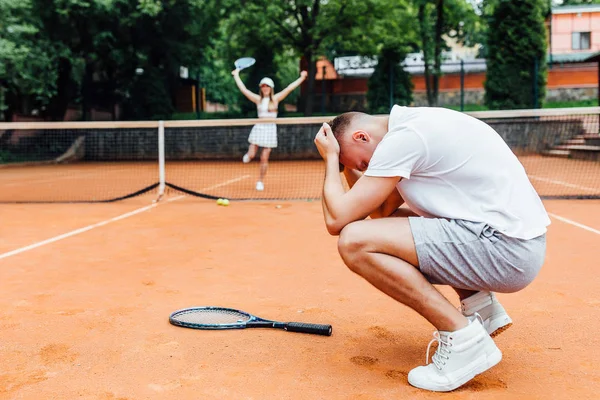Jeune Couple Jouant Tennis Plein Air Homme Perdant — Photo