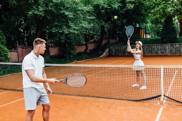 Молодая Пара Играет Теннис Открытом Воздухе — стоковое фото