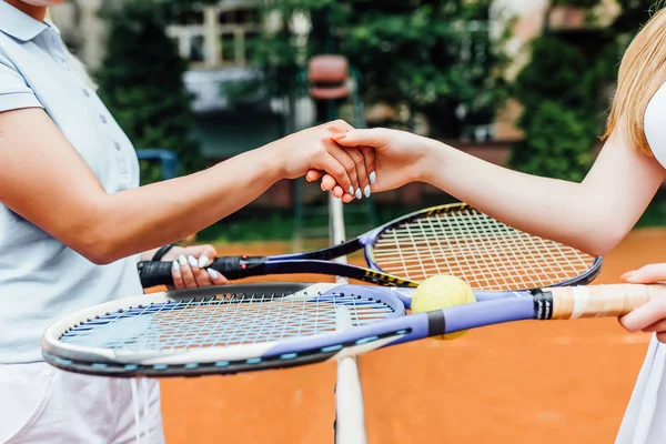 Женщины Пожимают Руки Теннисном Корте Сосредоточиться Переднем Плане — стоковое фото