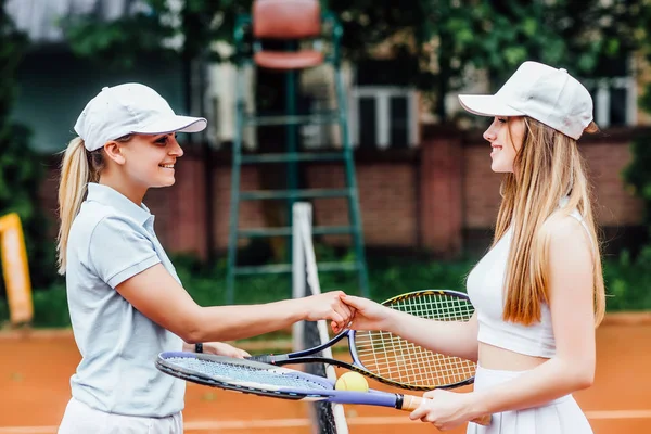 Joueurs Tennis Jouant Match Sur Terrain Jour Ensoleillé — Photo