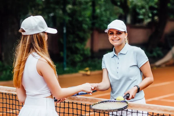 Photo Jeunes Joueuses Tennis Jolies Saluant Avec Entraîneur Sur Court — Photo