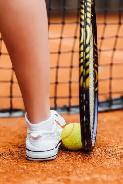 Photo Rapprochée Une Femme Tenant Une Raquette Tennis Sur Court — Photo