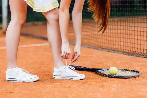 Gros Plan Des Lacets Femme Sportive Sur Court Tennis — Photo