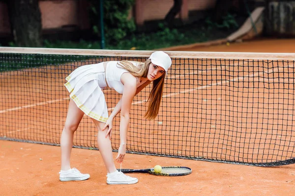 Великолепный Молодой Преподаватель Тенниса Теннисном Корте — стоковое фото