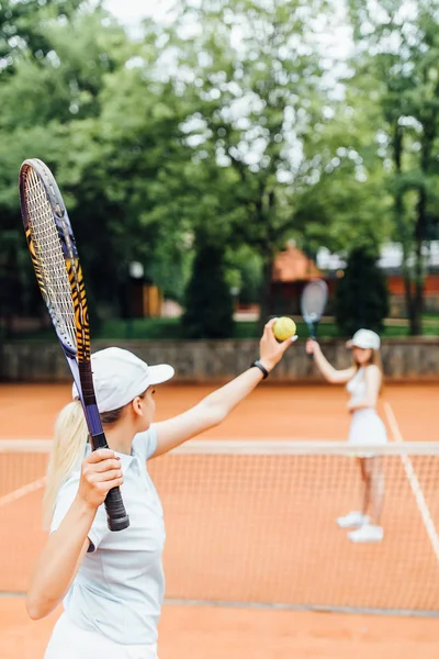 Тенісисти Грають Матч Суді Сонячний День — стокове фото