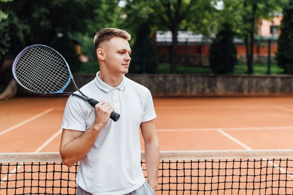 Joueur Tennis Masculin Court Regardant Heureux Tout Tenant Raquette — Photo