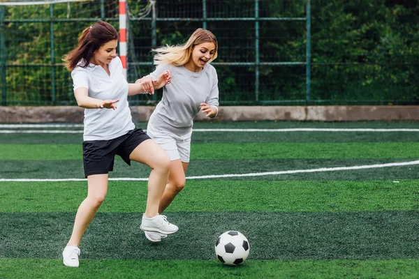 Twee Jonge Vrouwelijke Voetballers Het Veld — Stockfoto