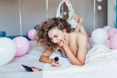 ipek pijama mutlu kadın makyaj yapıyor