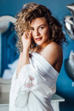 kamerada poz veren kadın, ön plana odaklanmak