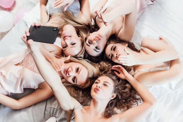 Mujeres Lindas Ropa Dormir Disfrutando Reunirse Interiores — Foto de Stock