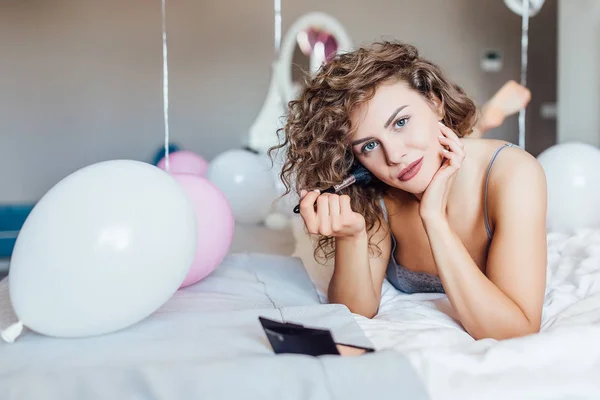 Wanita Cantik Melakukan Makeup Tempat Tidur Fokus Pada Latar Depan — Stok Foto