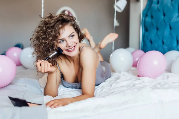 Uyku Pijama Muhteşem Kız Yatakta Makyaj Yapıyor — Stok fotoğraf