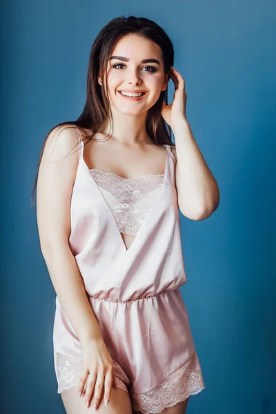 Cute Kobieta Noszenie Piżamy Uśmiechając Się Niebieskim Tle — Zdjęcie stockowe