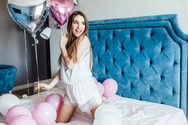 Woman Sleepwear Posing Camera Bed Balloons — Stock Photo, Image