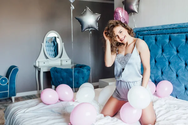 Mujer Noche Llevar Sentado Cama Mirando Hacia Otro Lado — Foto de Stock