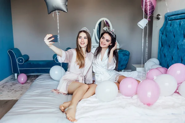 Mujeres Atractivas Haciendo Selfie Dormitorio — Foto de Stock