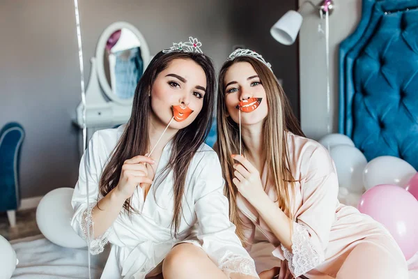 Gelukkig Twee Jonge Vrouwen Houden Carnaval Accessoires Ideeën Van Giften — Stockfoto