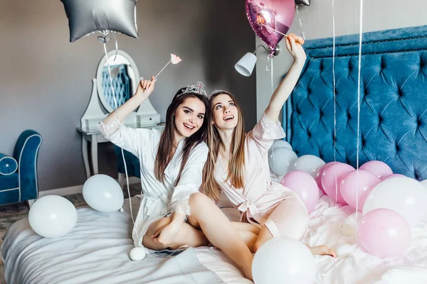 Mujeres Atractivas Cama Con Globos — Foto de Stock