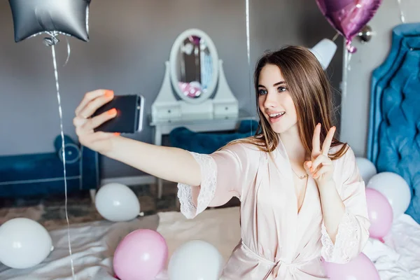 Hermosa Mujer Tomando Selfie Cama Con Globos —  Fotos de Stock