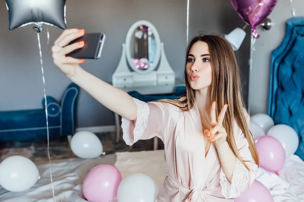 Krásná Mladá Žena Dělat Selfie — Stock fotografie