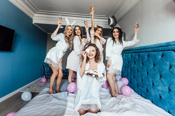 Landeck frauen treffen frauen, Stragang frauen aus treffen. Teresa lynn sex landeck frauen treffen frauen treffen. Kontakt haus frauen in sexs neureut. Landeck frauen treffen frauen Frauen treffen weitensfeld im