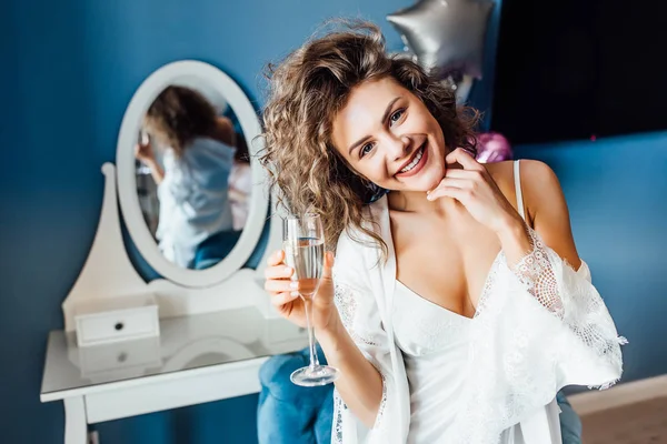 Giovane Donna Sorridente Con Capelli Ricci Bere Champagne — Foto Stock