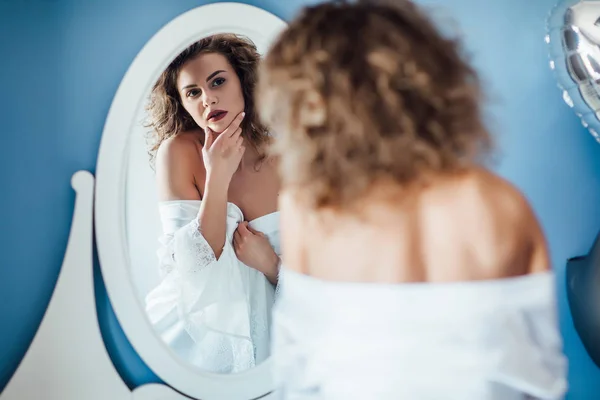 Mulher Bonita Com Cabelo Encaracolado Olhando Para Espelho — Fotografia de Stock