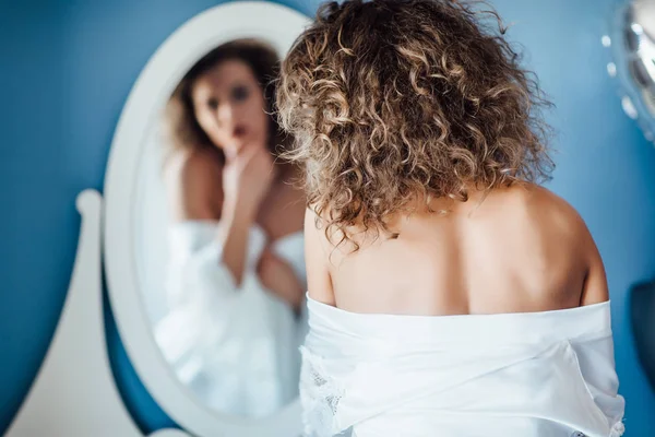 Concentre Mulher Volta Mulher Bonita Olhando Para Espelho — Fotografia de Stock