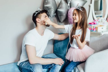 Baba ve kızın birlikte oyun ve eğlenme portresi