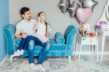 Yakışıklı genç adam evde küçük sevimli kız birlikte eğlenmek ile, mutlu babalar günü