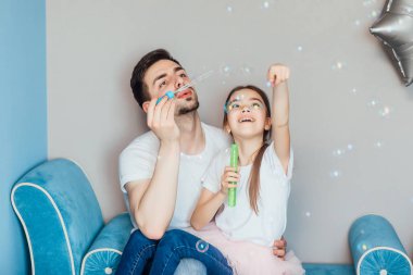 mutlu baba ile kızı üfleme kabarcıklar evde