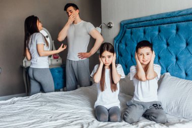evde yatakta birlikte vakit geçiren aile  