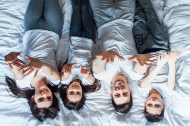 evde yatakta birlikte vakit geçiren aile  