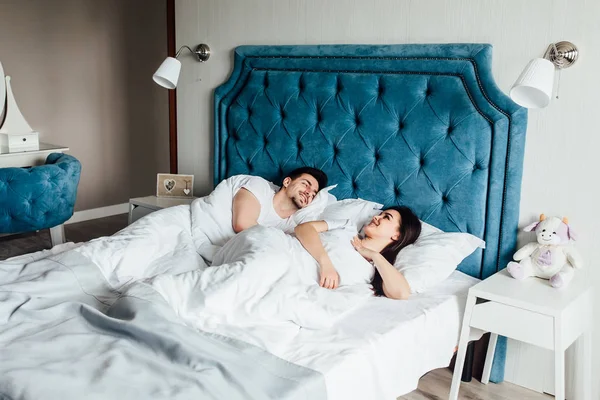 Young Couple Bed Together Focus Foreground — Stock Photo, Image