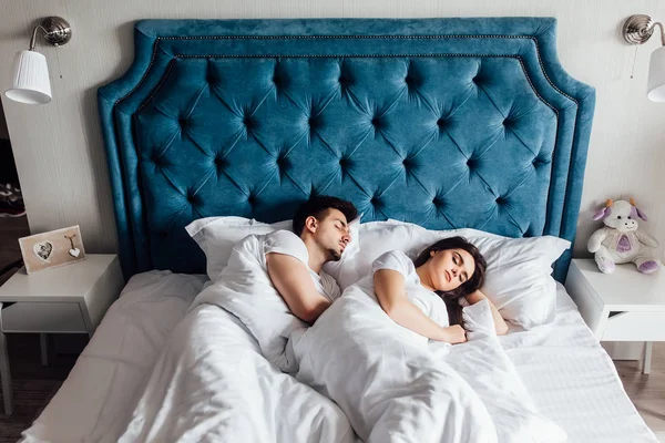 Unga Par Sängen Tillsammans Fokus Förgrunden — Stockfoto