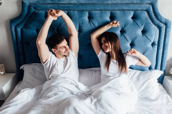 Genç Çift Yatakta Birlikte Plana Odaklan — Stok fotoğraf