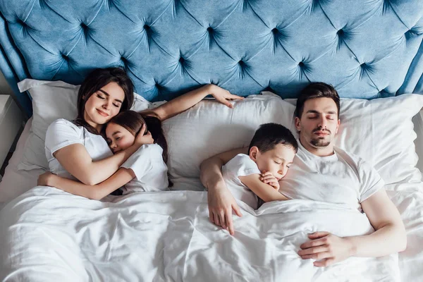 Familjen Spenderar Tid Tillsammans Sängen Hemma — Stockfoto